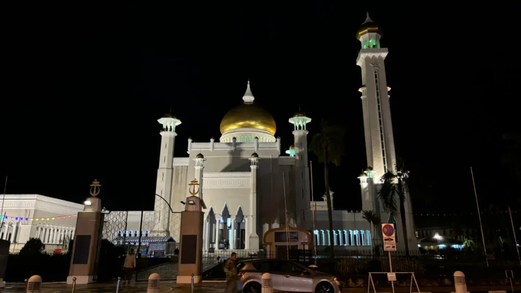 masjid Omar Ali Saiffuddin waktu malam