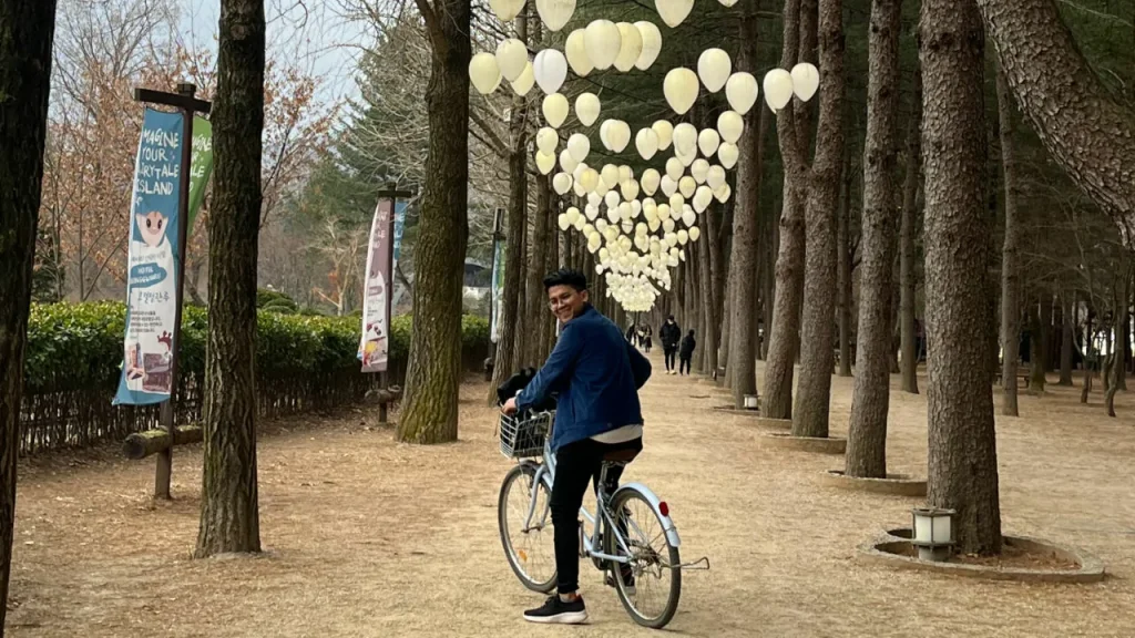 Berbasikal di Nami Island