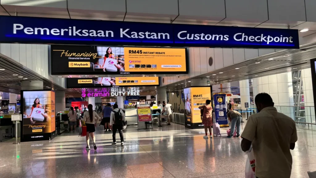 lalu kastam masa naik flight di klia 1