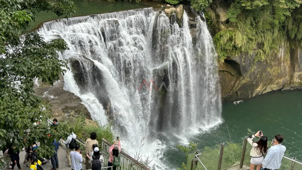 shifen waterfall