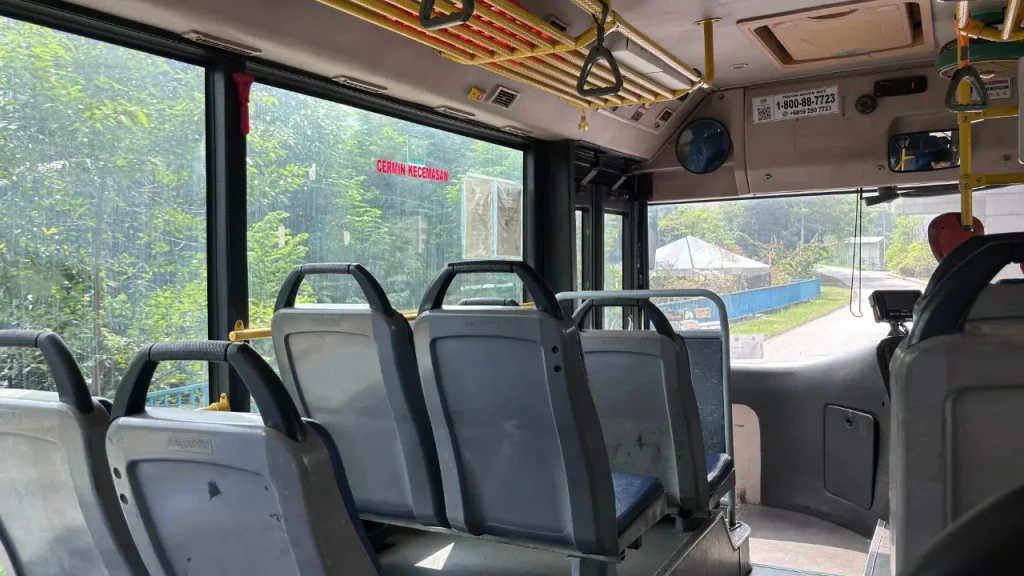 duduk dalam bas rapid KL